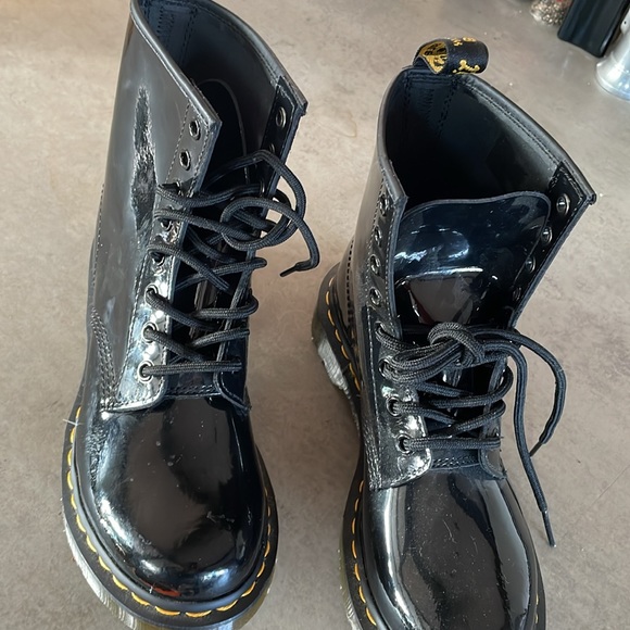 PATENT LEATHER Boots! HOT- Dr Martens. Rare to find in Patent Black - Picture 10 of 10